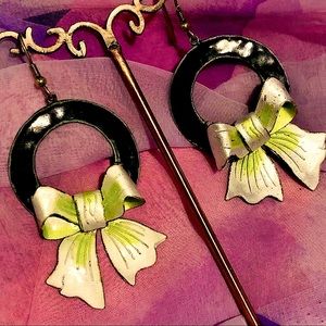 Adorable Vintage Enamel Hoops With Bows